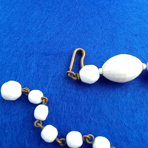 Vintage Monet White Plastic Faceted Patterned Bead Necklace - Picture 6 of 7